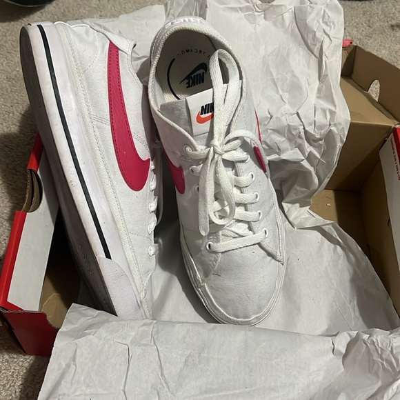 Nike shoes lightly worn - Picture 3 of 5